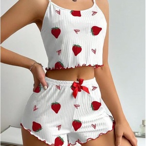 Conjunto de dos piezas de camisola y pantalones cortos con estampado de corazones y fresas, estilo europeo y americano, para mujer. - Product Image 2