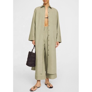 Abito chemisier da donna con bottoni, vestibilità rilassata, lunghezza <span class=keywords><strong>maxi</strong></span>, <span class=keywords><strong>colletto</strong></span> a punta, spalle scese, spacchi laterali, 100% cotone. - Product Image 1