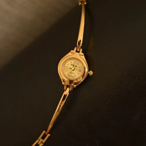 DIMEINA 001 Piccolo Bracciale <span class=keywords><strong>Dorato</strong></span> <span class=keywords><strong>Orologio</strong></span> da <span class=keywords><strong>Donna</strong></span> al Quarzo Impermeabile Stile Retrò e Semplice Vintage - Product Image 1