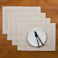Serviettes et sets de table en lin à ourlet festonné avec finition tissée soignée pour les acheteurs d'événements commerciaux dans le secteur de la restauration