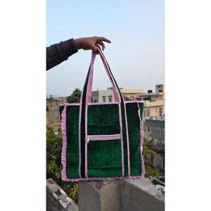 Bolsa de lona acolchada de algodón hecha a mano con estampado tradicional, elegante, duradera y espaciosa, perfecta para viajes de fin de semana. - Product Image 2