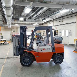 รถยกไฟฟ้าใหม่ ได้รับการรับรองมาตรฐาน CE ขนาด 2 ตัน ขับเคลื่อนล้อหลัง ประสิทธิภาพสูง บำรุงรักษาน้อย เงียบ และเป็นมิตรกับสิ่งแวดล้อม สำหรับใช้งานภายในอาคารและคลังสินค้า - Product Image 1