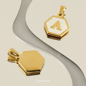 Colgante con Inicial en Forma de Panal de Abeja |   Colgante de Letra del Alfabeto Hexagonal de Concha Natural, Chapado en Oro PVD de 18K, Acero Inoxidable, para Fabricación de Joyería - Product Image 4