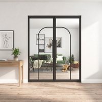 Porte battante moderne en acier à double vitrage avec ouverture latérale et surface finie pour la décoration d'appartements et de maisons