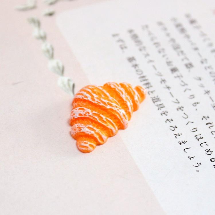 Triangular croissant orange (26*16*6mm)