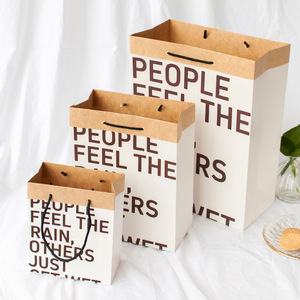 Bolsas de Papel Kraft Gruesas Personalizadas con Asa Negra, Diseño 'People Feel The Rain', <span class=keywords><strong>para</strong></span> Regalos de Lujo - Product Image 1