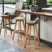 Tabouret de bar moderne et simple de style nordique en bois massif avec finition en cuir, pivotant, pour salle à manger et salon