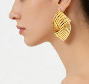 أقراط نسائية مخصصة بالجملة من الفولاذ المقاوم للصدأ مطلية بالذهب عيار 18 قيراط بتصميم هندسي على شكل فراشة وزهرة، مضادة للحساسية - Product Image 2