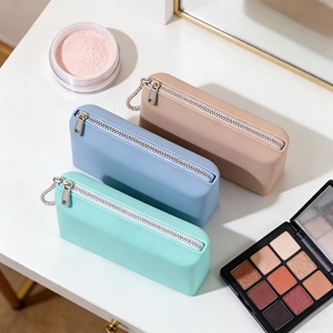 Sacs cosmétiques en silicone écologiques résistants à l'eau avec fermeture éclair, petits et doux, personnalisables avec logo, pour le bien-être, vente en gros - Product Image 2