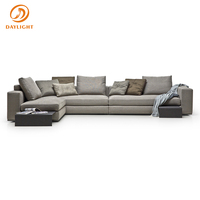 Canapé blanc moderne à profil bas, sectionnel en cuir minimaliste avec accoudoirs carrés et base au sol, idéal pour appartement de luxe en immeuble de grande hauteur
