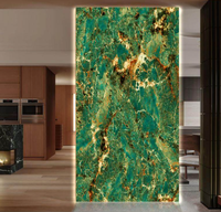 Dalles de pierre frittée translucides veinées or mat de luxe, panneaux de marbre artificiel pour la décoration architecturale des salons et halls