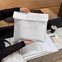 Sacs shopping tissés de luxe blancs style enveloppe avec bouton pression, sacs fourre-tout pour vêtements de boutique, emballage personnalisé avec logo