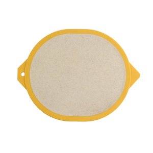 Planche à découper écologique antidérapante en paille de blé en forme de citron pour la cuisine avec trou de suspension - Product Image 2