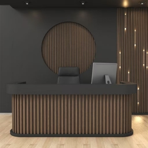 Mostrador de Recepción Moderno Personalizado con Revestimiento de Madera y Almacenamiento para Salón de Belleza, Oficina u Hotel - Product Image 1