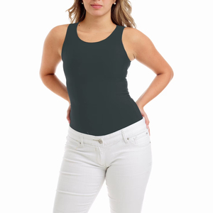 Chaleco de algodón tejido de longitud extendida para mujer, con bajo ligeramente más largo, ajuste cómodo para personas altas, perfecto para usar en capas debajo de camisas abiertas. - Product Image 1