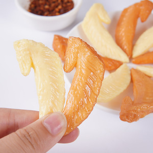 พวงกุญแจรูปปีก<span class=keywords><strong>ไก่</strong></span>จำลอง, จี้รูป<span class=keywords><strong>ปีก</strong></span><span class=keywords><strong>ไก่</strong></span>หั่นชิ้นขาวและปีกไก่ตุ๋นสุดน่ารัก, เครื่องประดับรูปเนื้อสัตว์ - Product Image 1