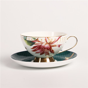 La <span class=keywords><strong>tazza</strong></span> di <span class=keywords><strong>tè</strong></span> del caffè della decalcomania floreale di lusso moderna di nozze mette l'insieme di <span class=keywords><strong>tè</strong></span> del caffè della porcellana dell'osso per i regali - Product Image 4