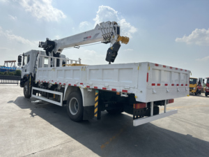 Grue compacte de 8 tonnes à flèche droite montée sur camion avec stabilisateurs hydrauliques pour le chargement de marchandises urbaines et la livraison d'équipements légers - Product Image 3