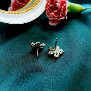 Orecchini a Perno a Forma di Fiore di Trifoglio per Donne, Accessorio per Orecchie Semplice e alla Moda per Uso Quotidiano - Product Image 4