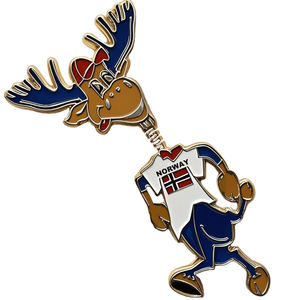 Aimant de réfrigérateur 3D en émail dur, motif Gnome Viking Norvégien Nordique avec hache et bouclier, souvenir pour décoration de réfrigérateur - Product Image 3