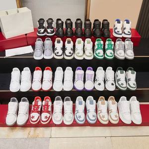 รองเท้ากีฬาผู้ชายแบบผูกเชือก ดีไซน์หรูหรา ระบายอากาศได้ดี กันลื่น ทันสมัย เหมาะสำหรับเดิน วิ่ง และใส่ลำลอง  รองเท้าผ้าใบดีไซน์เนอร์สั่งทำพิเศษ - Product Image 6