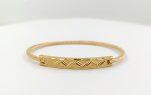 DIVYORO Bracelet élégant pour femme en or plaqué or avec finition texturée en chevron, bracelet de créateur pour mariage ou anniversaire - Product Image 3