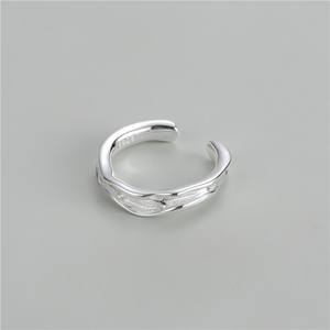 Bague ouverte en argent sterling 925 de style coréen à texture irrégulière pour femmes, bague minimaliste ondulée pour un usage quotidien - Product Image 6