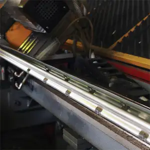 Recinzione in palizzata d'acciaio che forma la macchina per la formatura di rulli per pannelli di recinzione in metallo Dura Defender