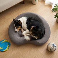 Coussin ergonomique en forme de nuage pour animaux de compagnie, lit doux et confortable pour chiens et chats, tapis de couchage élégant et lavable pour petits animaux, idéal pour la détente en intérieur.