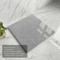 Carreaux de sol en porcelaine émaillée effet marbre gris brumeux moderne 600x600 résistants à l'usure pour salle de sport et balcon
