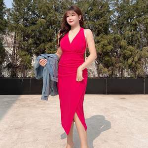 เดรสคอ halter รุ่น Runqi N8625 ไซส์พลัสสำหรับผู้หญิง สีแดงกุหลาบ/ดำ สีพื้น ผ่าข้าง ความยาวปานกลาง สไตล์หรูหรา ชิค ย้อนยุค - Product Image 4