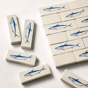Piastrella in Ceramica Dipinta a Mano con Motivo Pesci Blu, Design Originale per Bagno e Cucina di Hotel, Decorazione Murale Mediterranea - Product Image 5