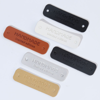 Étiquettes en cuir personnalisées en gros pour la mode, avec logo personnalisé en relief/creux, pour accessoires