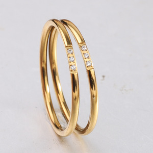 Anillo Minimalista de Oro de 18K de 2mm con Tres Piedras de Circonio en Engaste de Canal, Joyería Unisex para Compromiso - Product Image 3
