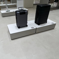 Tables de présentation sur pied en bois blanc et gris, personnalisées en usine, pour la promotion de bagages et d'aspirateurs robots LADISPLAY