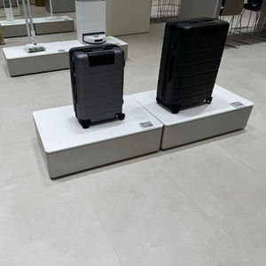 Tables d'affichage <span class=keywords><strong>de</strong></span> plancher en bois personnalisées en usine <span class=keywords><strong>table</strong></span> d'affichage debout <span class=keywords><strong>de</strong></span> <span class=keywords><strong>promotion</strong></span> <span class=keywords><strong>de</strong></span> bagages pour robot <span class=keywords><strong>aspirateur</strong></span> - Product Image 1