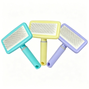 Spazzola districante per cani e gatti, pettine morbido per la rimozione del pelo e lo smacchiettamento, spazzola delicata per la rimozione del pelo in eccesso per animali domestici - Product Image 1