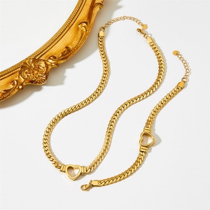 Collier tendance en acier inoxydable plaqué or avec chaîne gourmette et pendentif cœur creux pour femme - Product Image 5