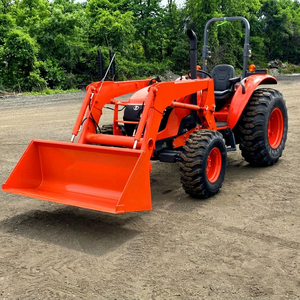 Tracteur agricole Kubota 4 roues motrices, rouge, avec benne avant, équipement utilitaire multifonctionnel pour les travaux sur le terrain et en cour. - Product Image 1