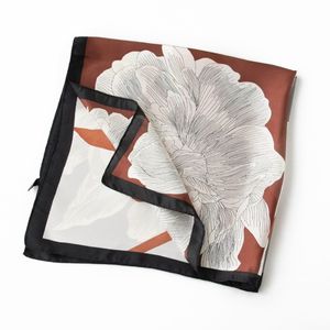 女性シルクスカーフサプライヤーカスタムプリント100% シルクサテンカラフルフラワービッグスクエアスカーフ女性用 - Product Image 6