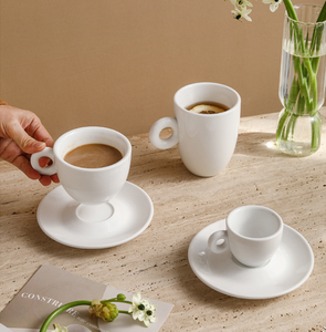 แก้วกาแฟเซรามิกสีขาวทรงกลมพร้อมหูจับแบบวงกลม ผลิตตามสั่ง แบรนด์ของลูกค้า ปลอดภัยสำหรับอาหาร ภาชนะหนาสำหรับธุรกิจบริการอาหาร ขายส่งจำนวนมาก - Product Image 4