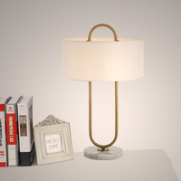 Lampe de bureau au design nordique simple avec base en marbre, lampe de chevet classique en métal et tissu pour chambre à coucher et villa, lampe de lecture.