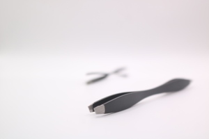 Pinzas de Punta Inclinada con Recubrimiento Negro, Acero Inoxidable, Herramienta de Precisión para Depilación y Diseño de Cejas, Suministro Profesional para Salón de Belleza - Product Image 1