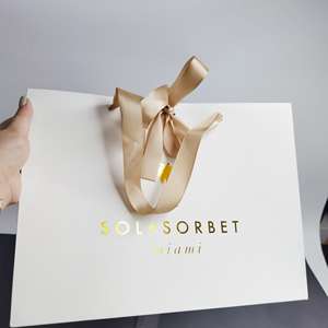 ถุงของขวัญกระดาษขาวพรีเมียม พร้อมปั๊มฟอยล์ทองและโบว์ริบบิ้นผ้าซาติน - บรรจุภัณฑ์หรูหราสำหรับร้านบูติก - Product Image 5