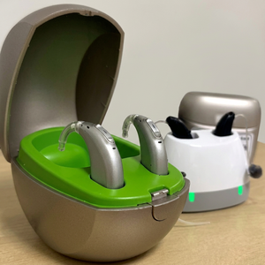 Aides auditives Phonak Naida L50-sp argentées avec étui de charge vert pour perte auditive sévère à profonde - Product Image 1