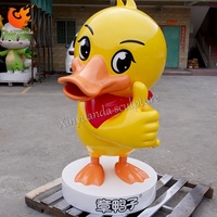 Sculpture de canard en fibre de verre IP Zhang Ya Zi, ornement de point de rassemblement pour snack-bars et lieux touristiques, installation de décoration commerciale