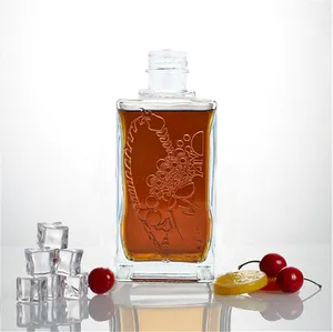 Hot Selling Square 500ml geschnitzte leere Klarglas flasche Hersteller Großhandel Schraub verschluss hochwertige OEM/ODM Whisky flaschen