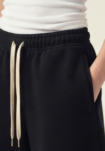 Jorts en maille noire unie pour femme Lavish Look, en molleton bouclette, taille mi-haute, avec cordon de serrage, coupe droite, style streetwear décontracté, coloré - Product Image 2