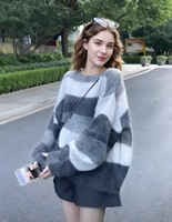 Suéter de Mohair a Rayas Grises y Blancas |   Suéter Holgado de Punto - Textura Suave y Afelpada, Estilo Urbano Vintage para Mujer