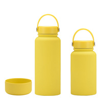 Bouteille isotherme sous vide en acier inoxydable grande capacité, design tendance avec revêtement caoutchouté, pour le sport et les voyages, avec poignée portable, pour hommes et femmes